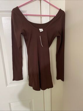 Ribbed Long-Sleeve Scoop Neck Top romper in Brown